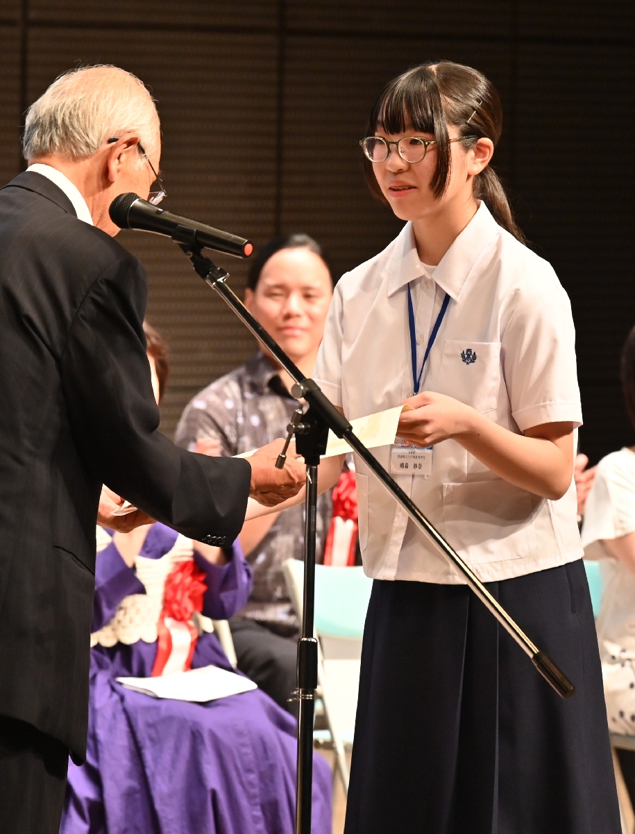 個人戦最優秀作品賞を受けた八戸西高の嶋森紗奈さん(右)