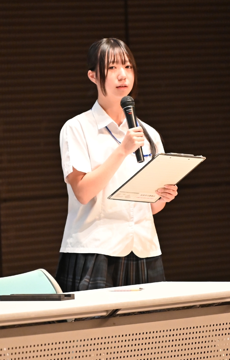 題「鏡」で個人戦決勝に進んだ青森明の星高の木下結愛さん。「扇風機すらない汗ばむ図書室で　涼風吹かせた　鏡花文学」と詠み、この題では１位と同点の２位となった