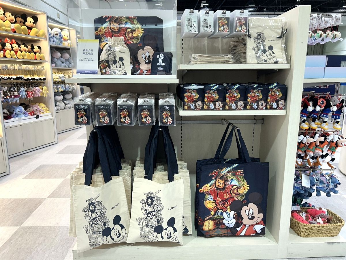 青森ならではのグッズも取り扱う（Ｃ）　Ｄｉｓｎｅｙ　（Ｃ）　Ｄｉｓｎｅｙ／Ｐｉｘａｒ　（Ｃ）　＆ ™Ｌｕｃａｓｆｉｌｍ　Ｌｔｄ．　（Ｃ）　２０２６　ＭＡＲＶＥＬ