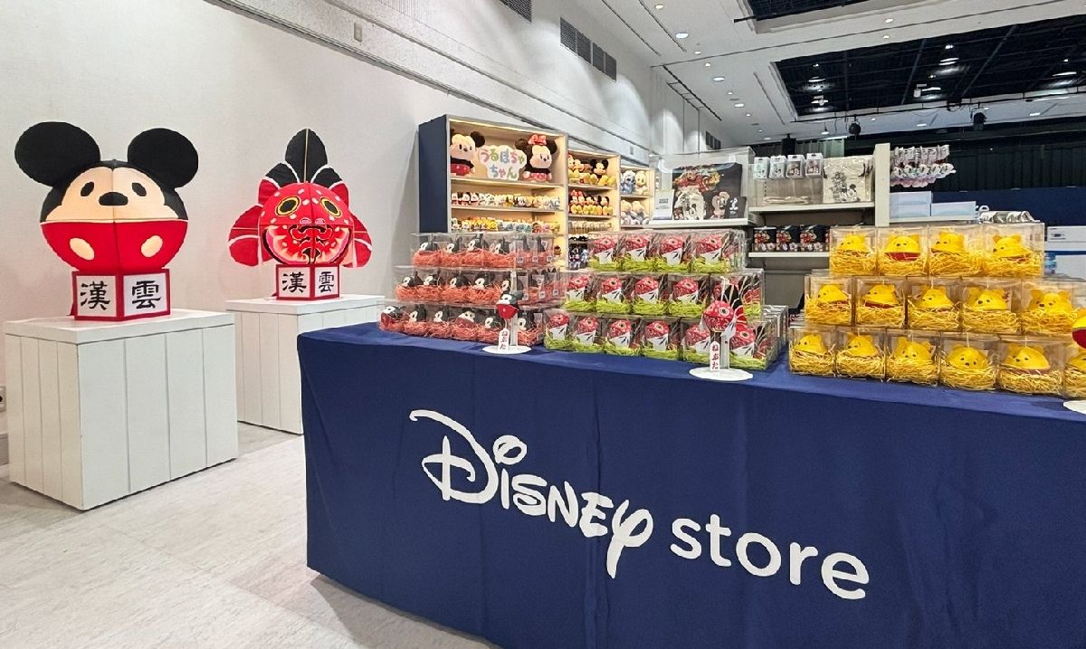 青森会場限定の「金魚ねぷた」グッズも販売する　（Ｃ）　Ｄｉｓｎｅｙ　（Ｃ）　Ｄｉｓｎｅｙ／Ｐｉｘａｒ　（Ｃ）＆™Ｌｕｃａｓｆｉｌｍ　Ｌｔｄ．　（Ｃ）　２０２６　ＭＡＲＶＥＬ（Ｃ）　Ｄｉｓｎｅｙ．　Ｂａｓｅｄ　ｏｎ　ｔｈｅ　“Ｗｉｎｎｉｅ　ｔｈｅ　Ｐｏｏｈ”　ｗｏｒｋｓ　ｂｙ　Ａ．Ａ．　Ｍｉｌｎｅ　ａｎｄ　Ｅ．Ｈ．　Ｓｈｅｐａｒｄ．　（Ｃ）　Ｄｉｓｎｅｙ．　Ｂａｓｅｄ　ｏｎ　ｔｈｅ　“Ｗｉｎｎｉｅ　ｔｈｅ　Ｐｏｏｈ”　ｗｏｒｋｓ　ｂｙ　Ａ．Ａ．　Ｍｉｌｎｅ　ａｎｄ　Ｅ．Ｈ．　Ｓｈｅｐａｒｄ．