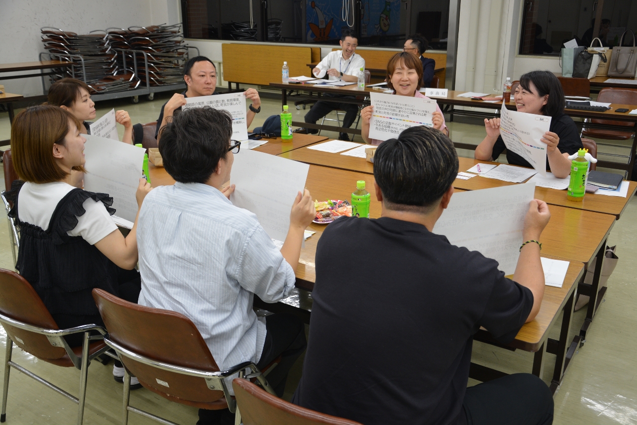 「六戸町の魅力発信」に向けて意見を交わす参加者