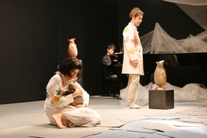 多様な芸術が融合した作品披露　「猫を飼う」八戸初公演、11日まで