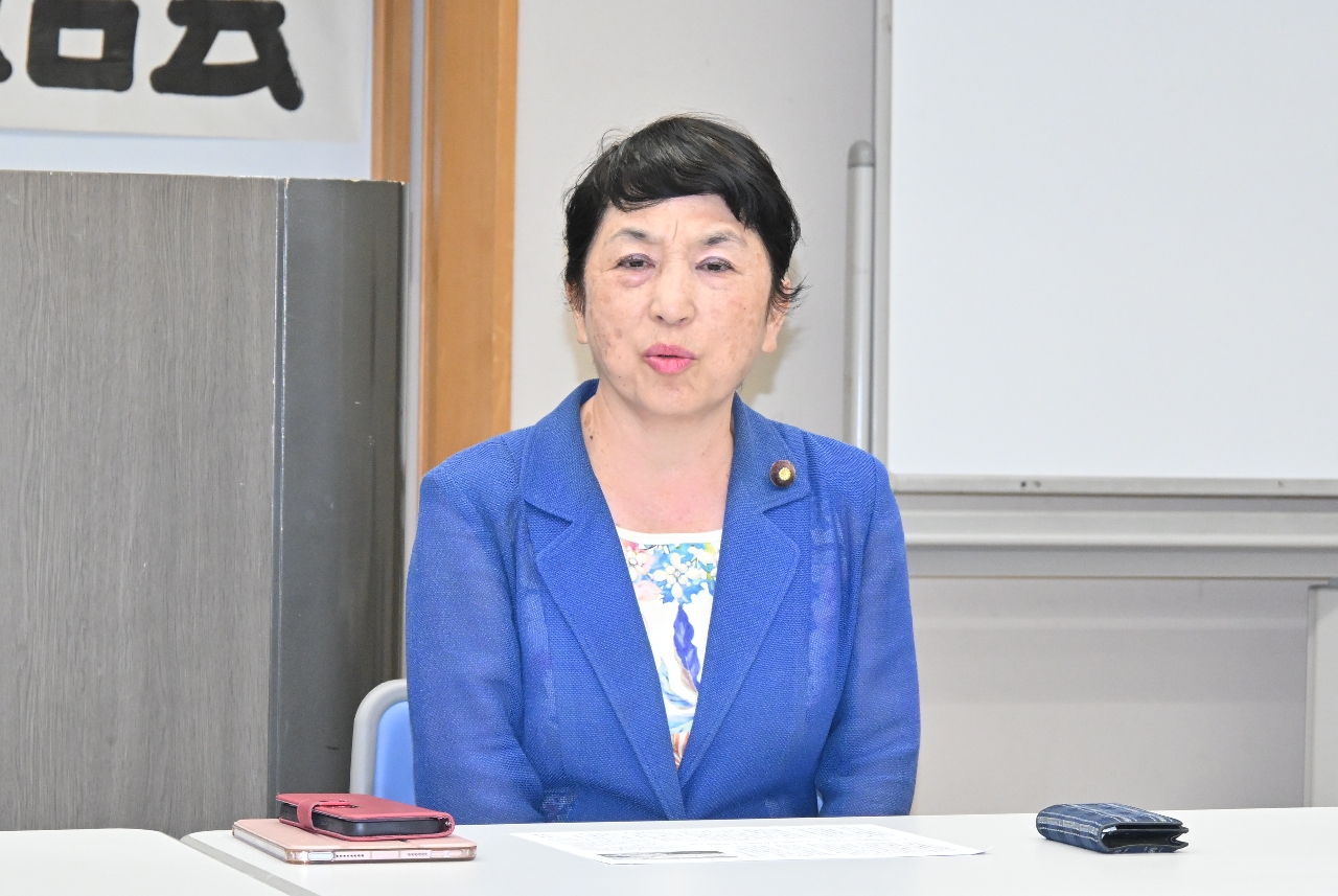 会見で政権与党を批判する社民党の福島瑞穂党首=10日、青森市