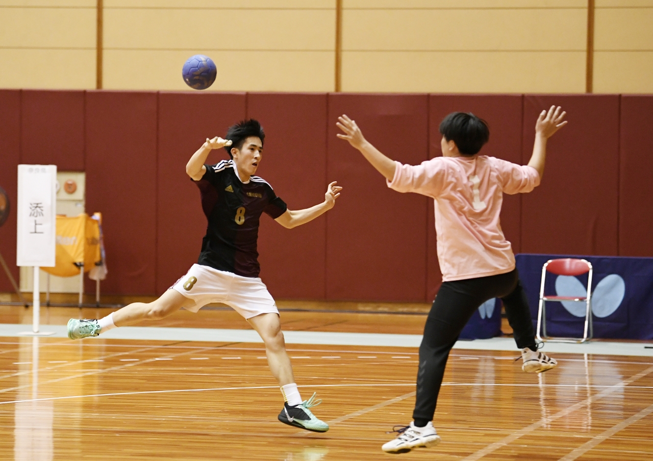 【ハンドボール男子１回戦・三本木―添上】後半、三本木の山形音雄（左）がシュートを決め、１８―１４と突き放す＝奈良県天理市立総合体育館