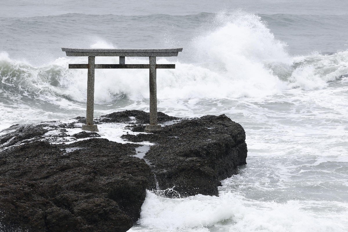 台風15号の影響で高波が打ち寄せる茨城県大洗町の海岸=11日午前10時29分