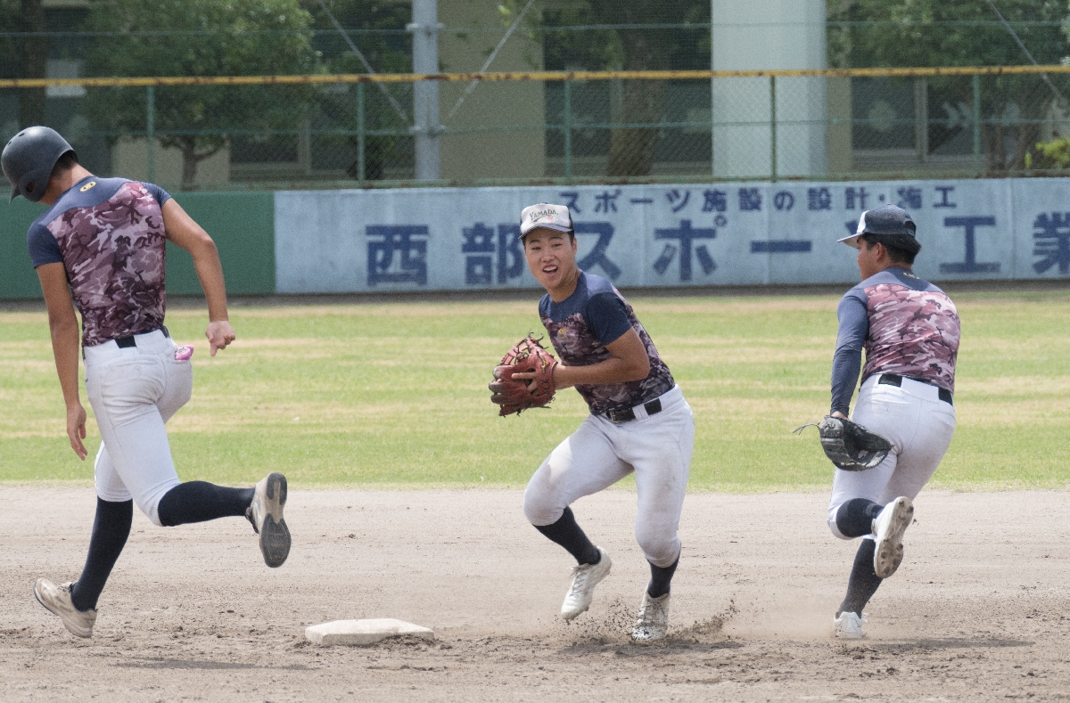 守備練習で軽快な動きを見せる青森山田ナイン＝兵庫県伊丹市の伊丹スポーツセンター野球場