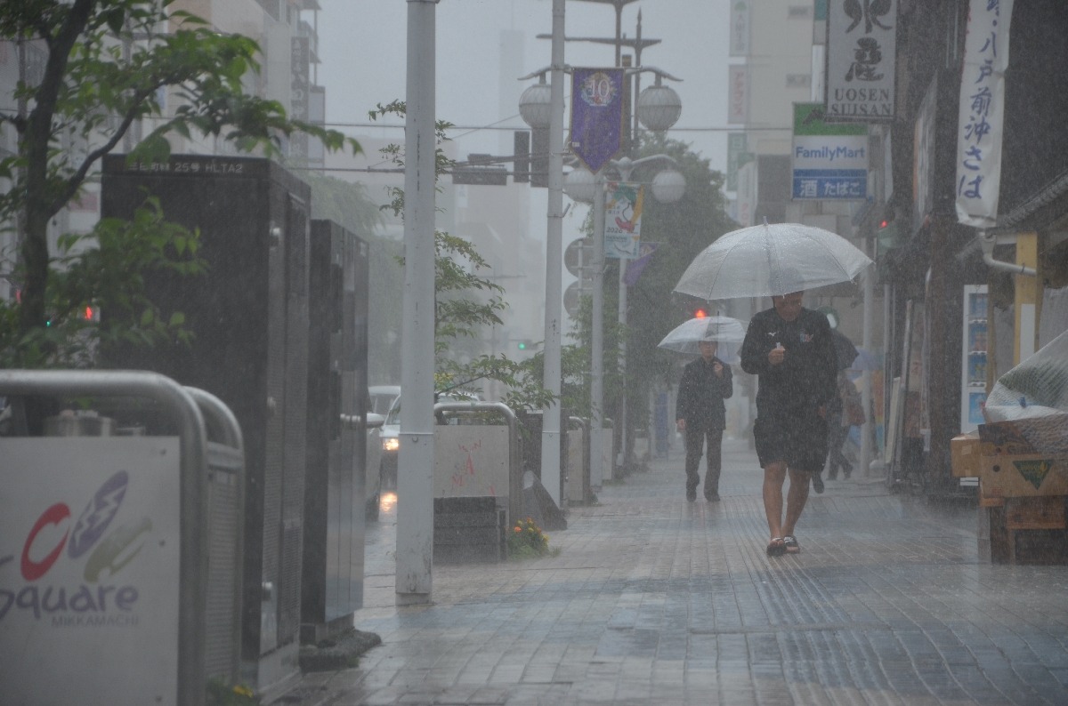 青森県南、台風接近で風雨強く 停電や交通機関に乱れ