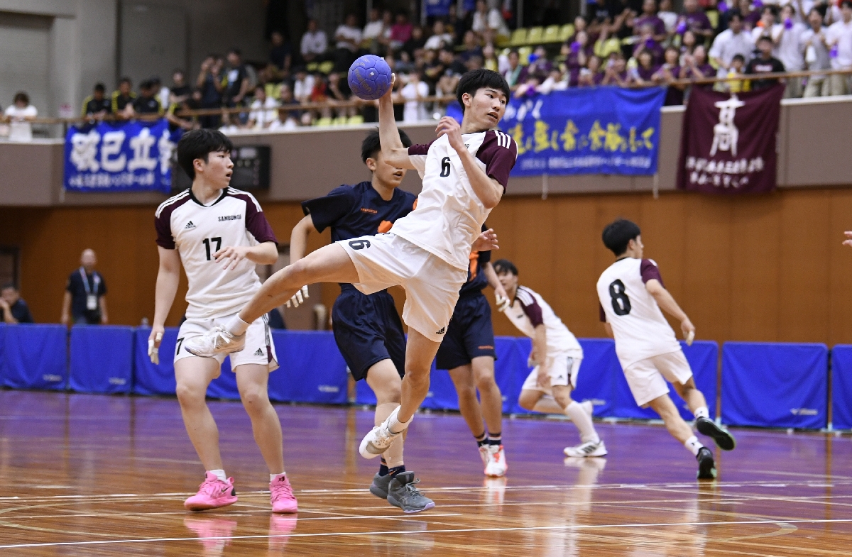 【ハンドボール男子2回戦・三本木―法政二】攻め込む三本木の選手。試合は16―34で敗れた=11日、京都府桜井市芝運動公園総合体育館
