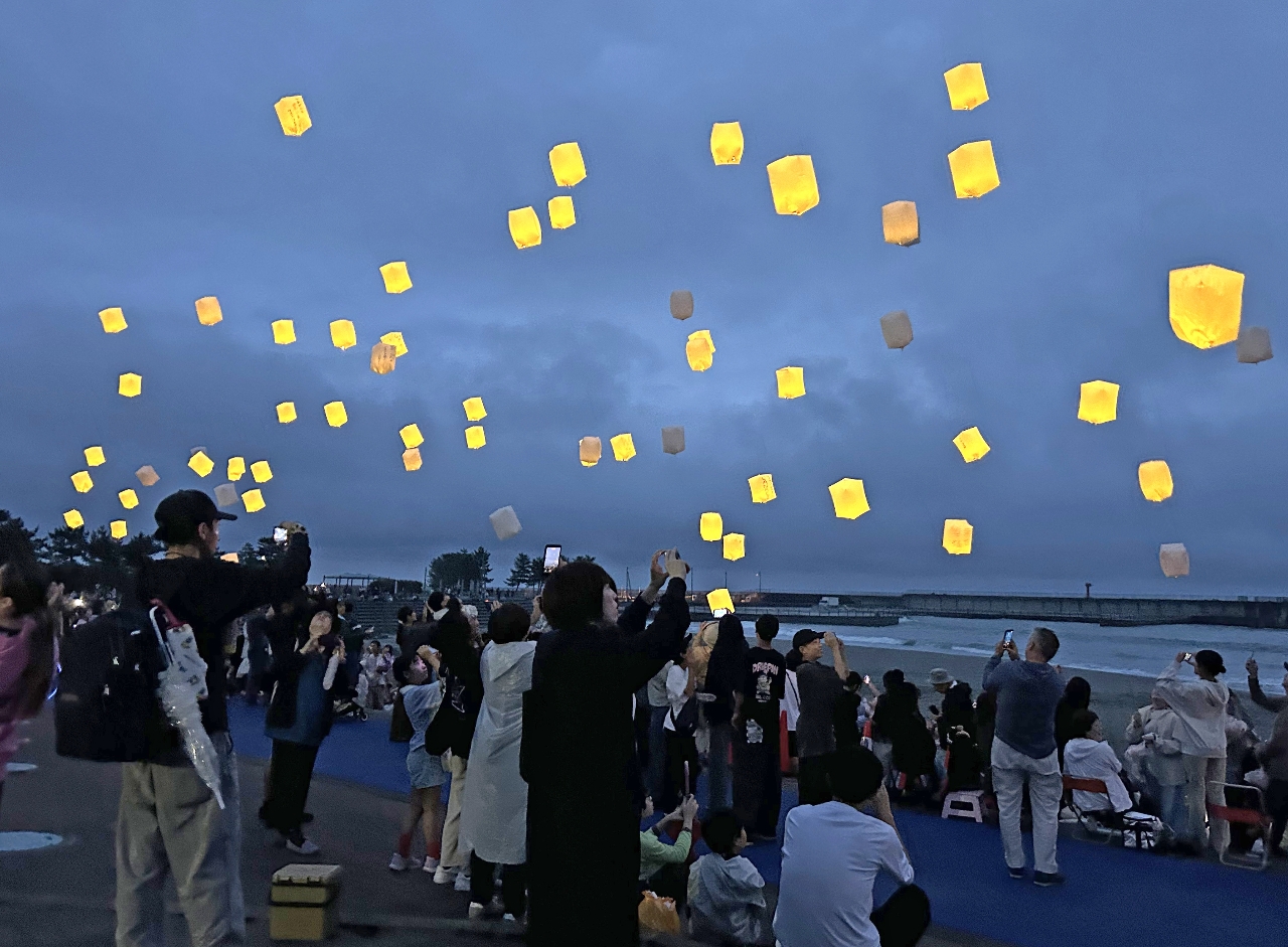 砂浜から打ち上げられるスカイランタン。種市高の生徒が初めて企画した