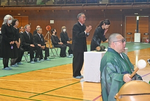 故人の冥福祈り、平和への決意新たに　六ケ所で戦没者追悼式
