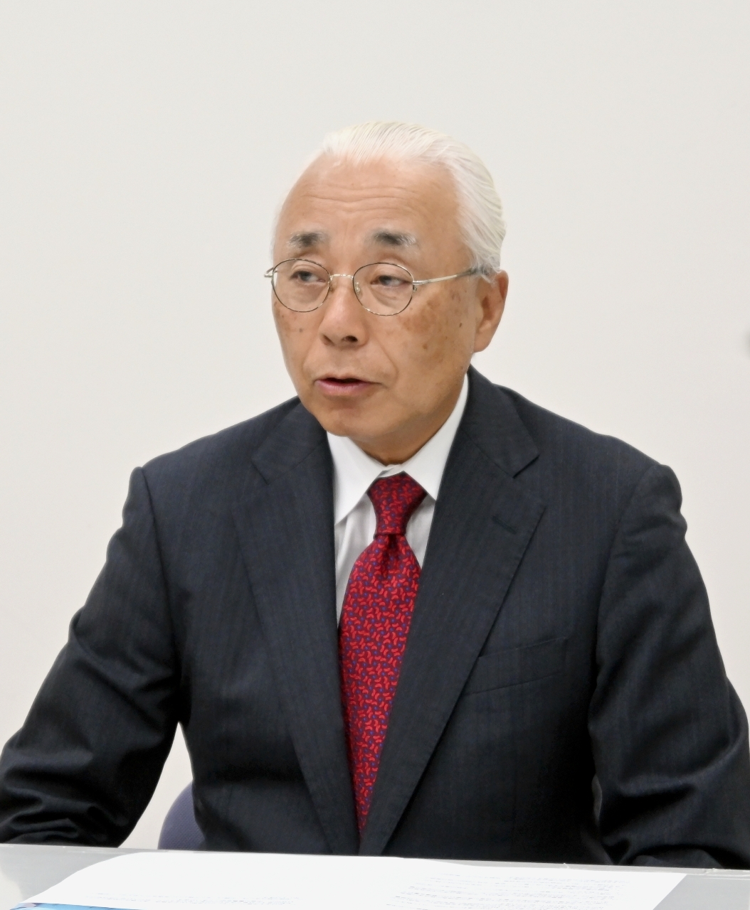 二戸市長選への出馬を表明する戸舘弘幸氏＝１２日、同市