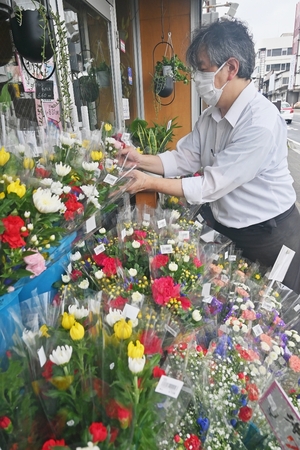 故人しのび花束買い求め 13日は盆の入り