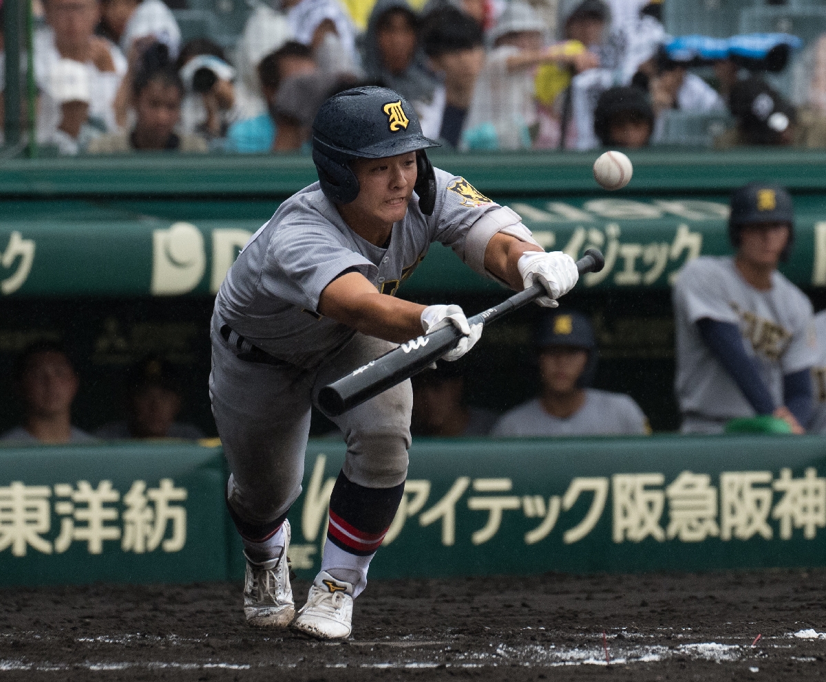 【２回戦・花咲徳栄―仙台育英】７回仙台育英無死一塁、砂涼人が一塁線に犠打を決める＝甲子園