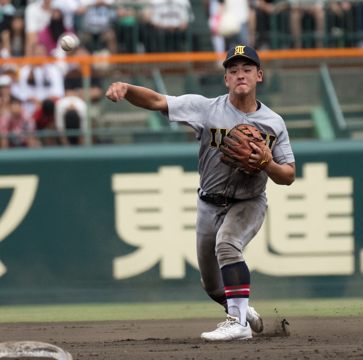 【2回戦・花咲徳栄―仙台育英】4回、仙台育英の砂涼人が遊ゴロを捕球し一塁に送球=甲子園