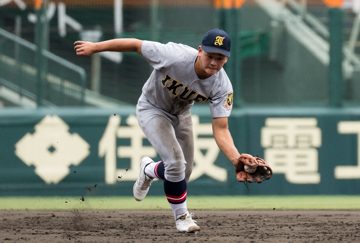 【２回戦・花咲徳栄―仙台育英】２回、仙台育英の砂涼人が遊直を捕球する＝甲子園