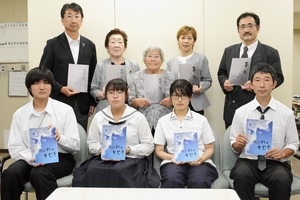 つなごう、平和への思い　戦時下の体験、エッセーに　なんぶねっと（南部町）が本制作　