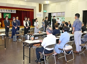 人生の門出、恩師ら祝福　新郷で「はたちの集い」