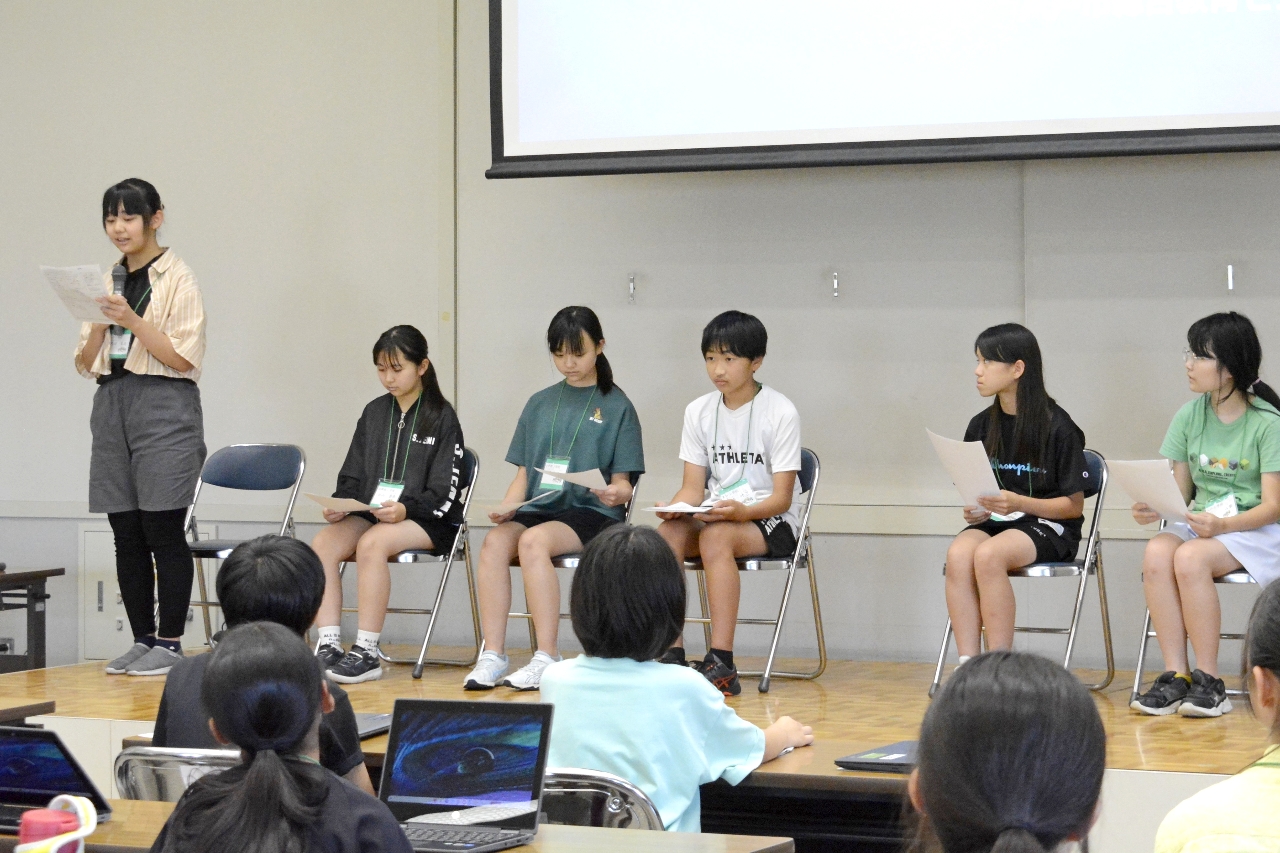 いじめを防ぐ取り組みについて発表する児童