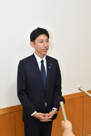 市長ら減給の条例案提出　むつ市、元職員横領で引責