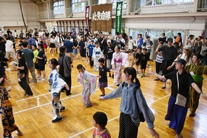 食べて学んで休日満喫　旧向小会場に「南部まつり」