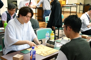 佐々木五段が頂点 八戸で池田修一杯将棋