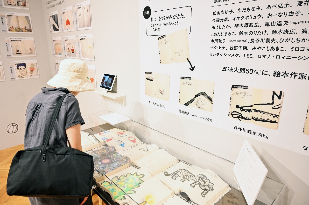 絵本作家らによる「らくがき」原画も展示されている会場