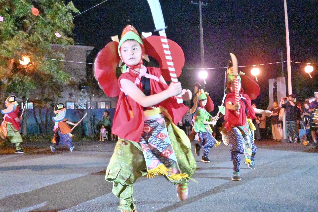 正福寺敷地内で舞を披露する子どもたち