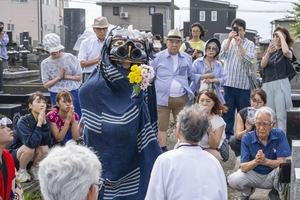伝統の舞 冥福祈る 八戸・浮木寺で「墓獅子」