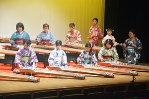 繊細な響きで聴衆魅了 三沢で箏演奏会