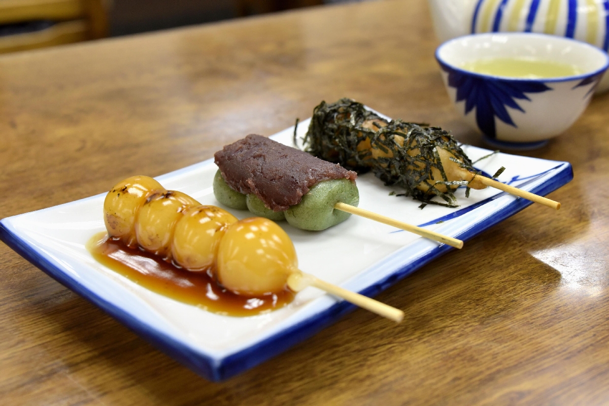 「高木屋老舗」のお団子セット=東京都葛飾区