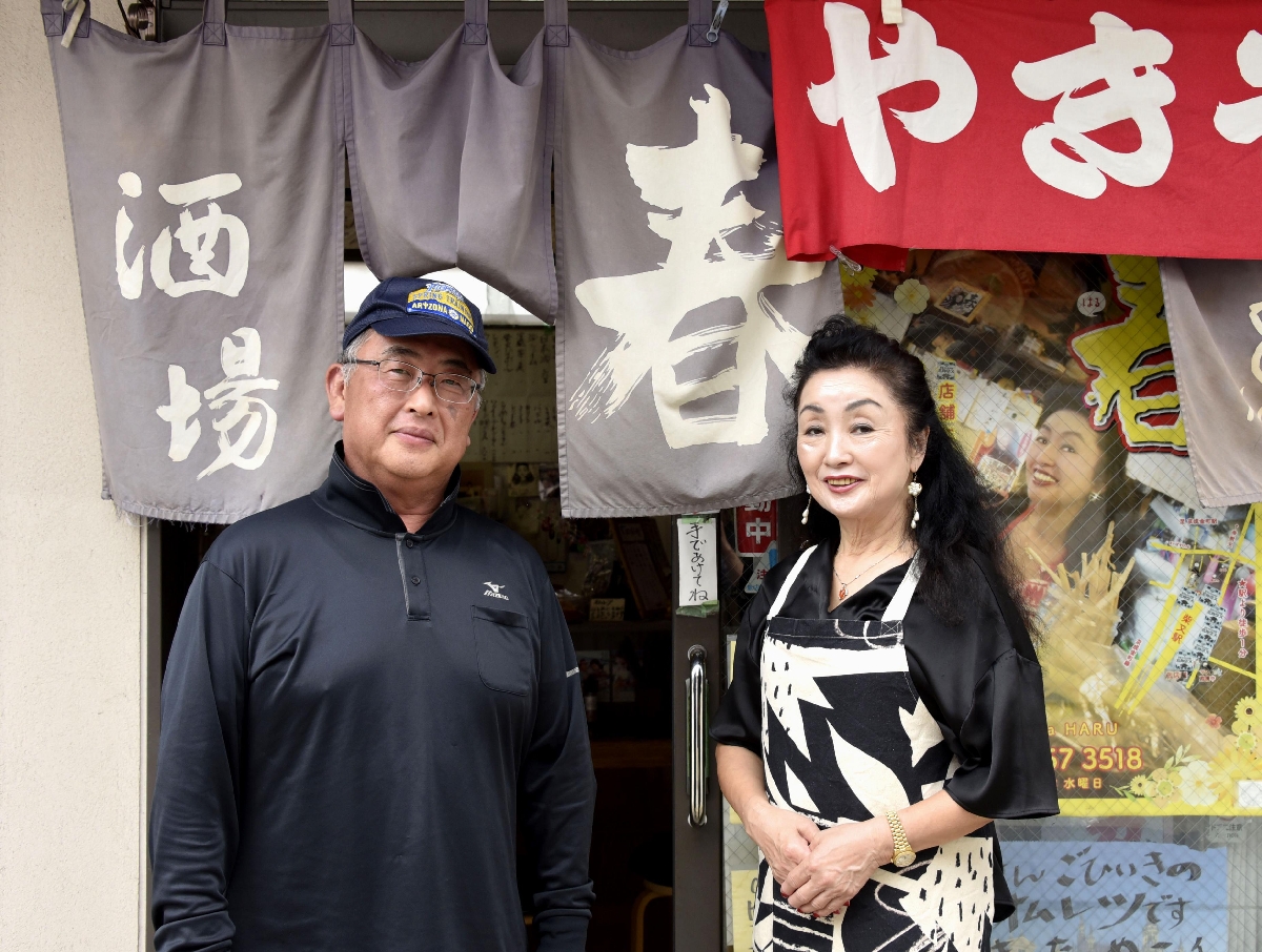 「酒場 春」の女将の渡辺かおるさん(右)=東京都葛飾区