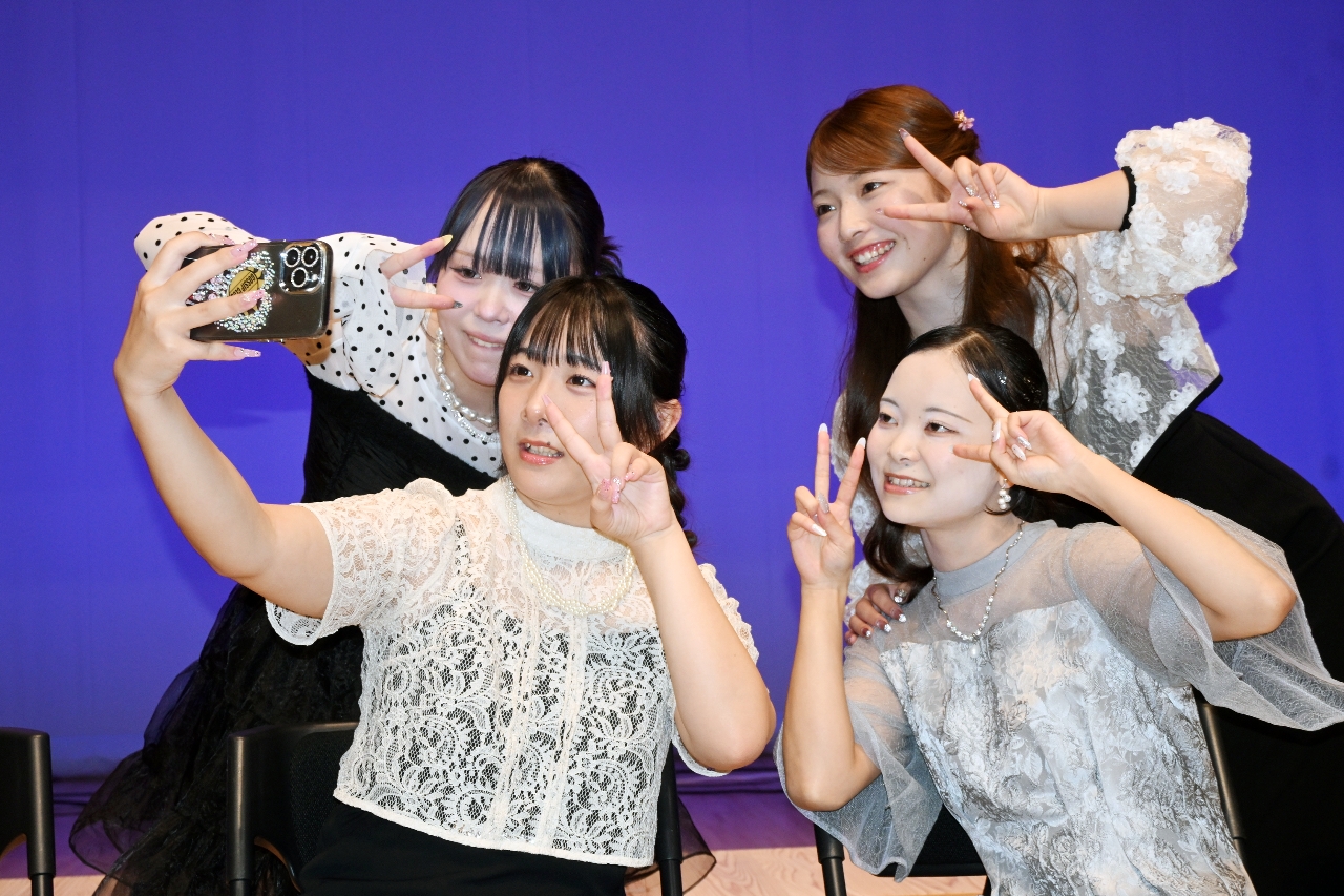 仲間と写真を撮り合う出席者