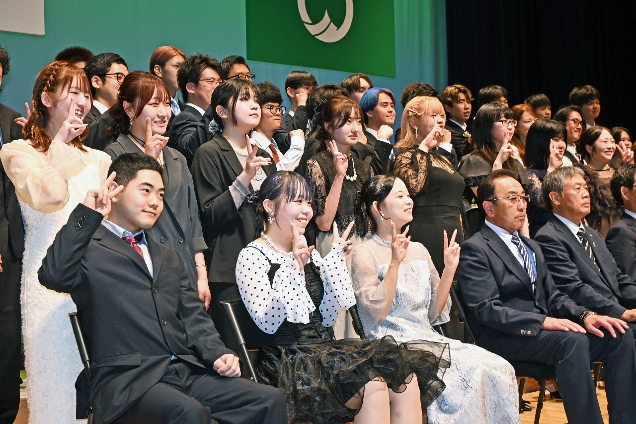 集合写真に納まる出席者