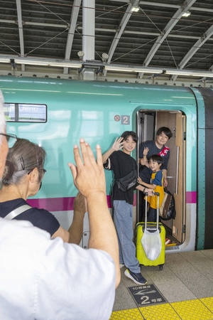 元気に「またおいで」 Uターンラッシュ始まる/八戸駅