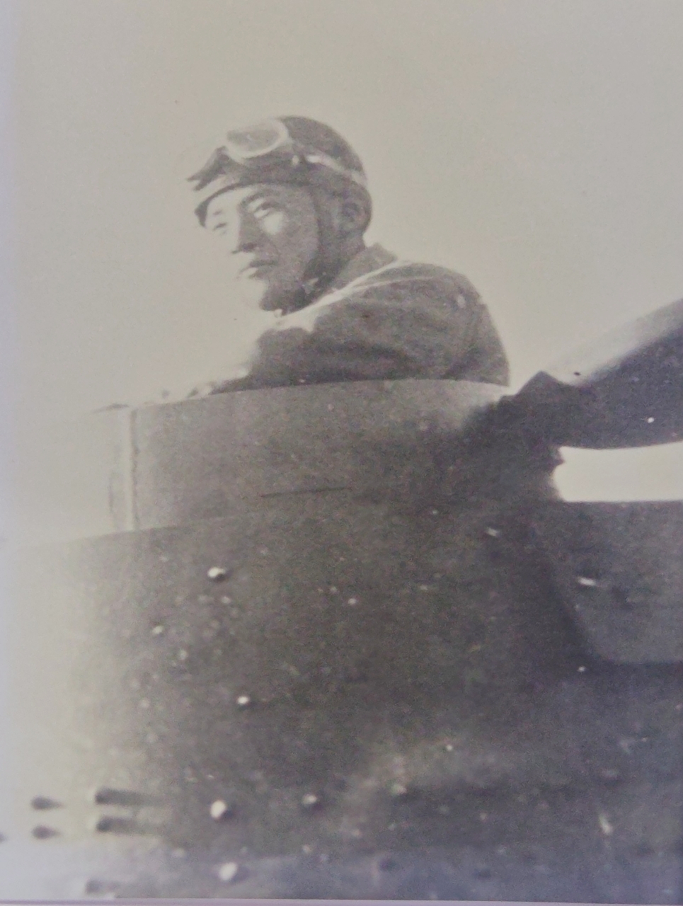 戦車に乗る田中将一さんの写真。上皇さま、上皇后さまと対面した戦後70年のペリリュー島訪問時に首から提げていた
