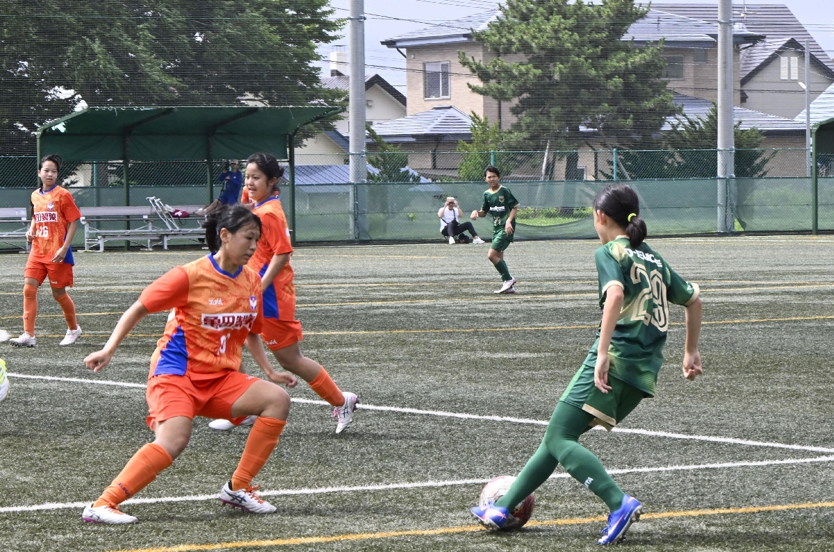 　「ＯＳＨＩＭＡ　ＣＵＰ（オシマカップ）」の試合でプレーする選手たち＝１２日、北海道函館市