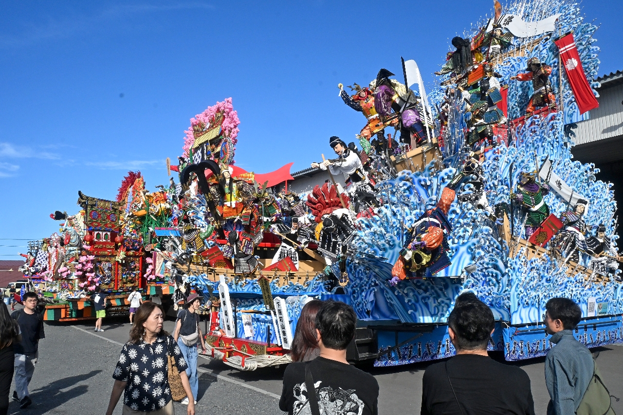 山車展示を楽しむ来場者
