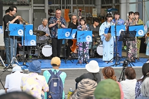 軽快な音色、観客魅了 八戸・旧柏崎小跡地で「夕暮れジャズライブ」
