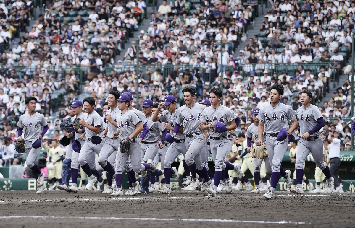 英明に勝利し、駆け出す花巻東ナイン=甲子園