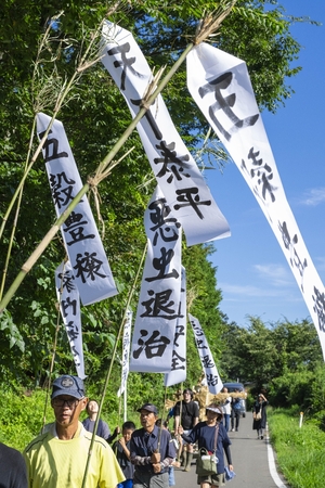 わら人形と練り歩き、地区の安寧を祈願　南部町相内で虫送り行事　