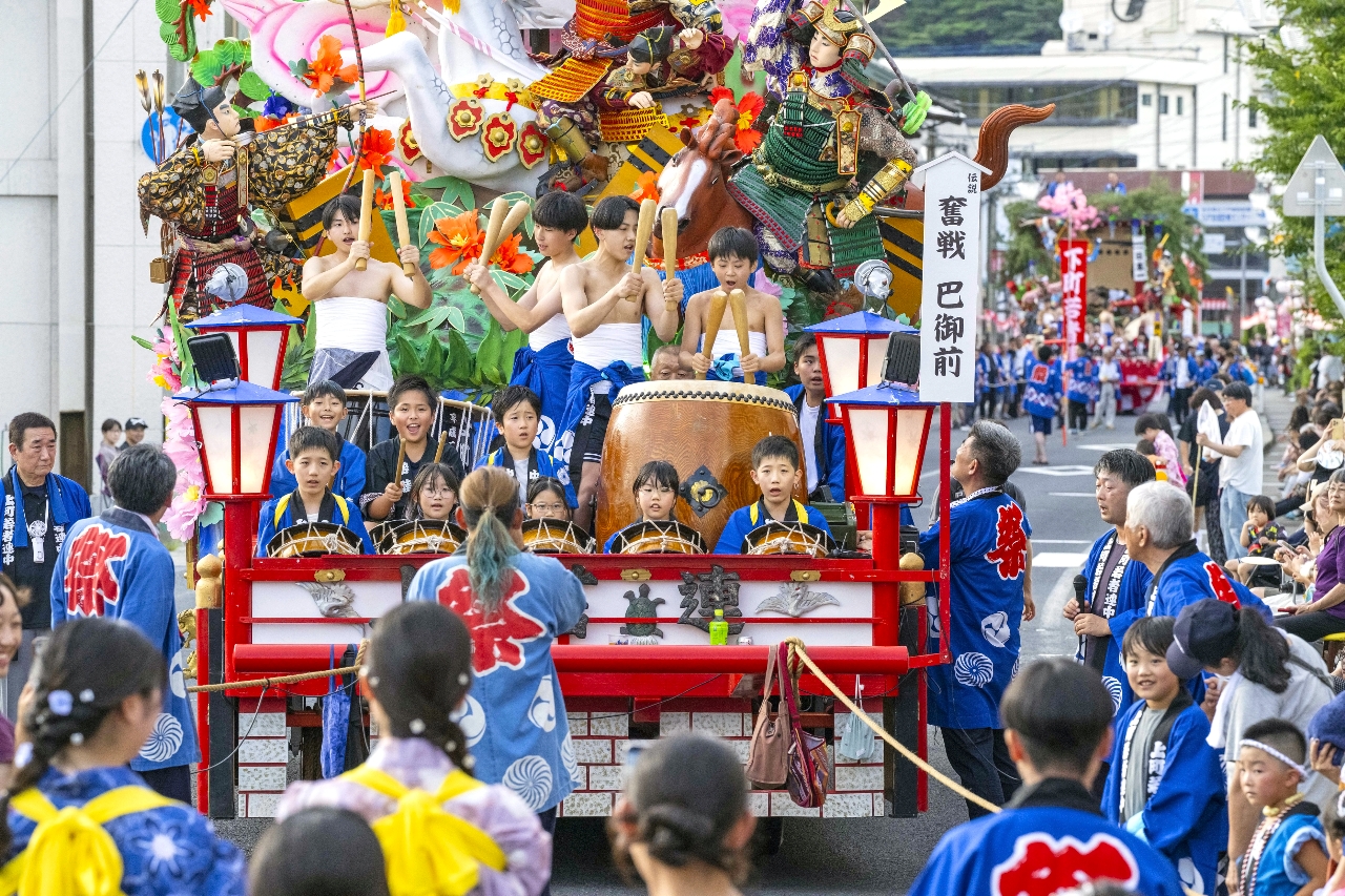 華やかな山車の運行で開幕した九戸まつり＝１７日、九戸村
