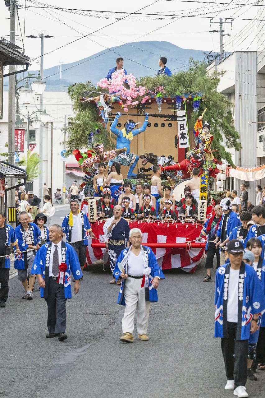 華やかな山車の運行で開幕した九戸まつり＝１７日、九戸村