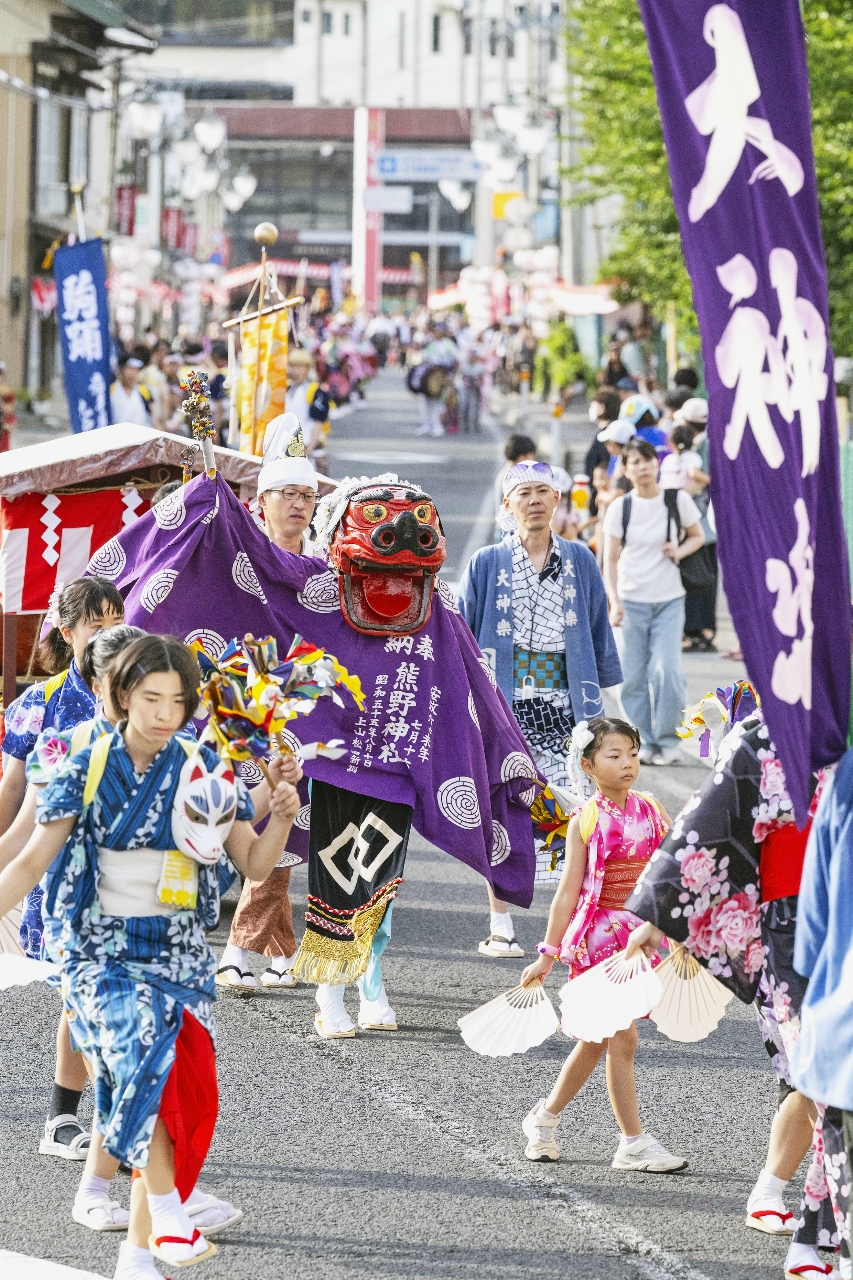 郷土芸能を披露する参加者=17日、九戸村
