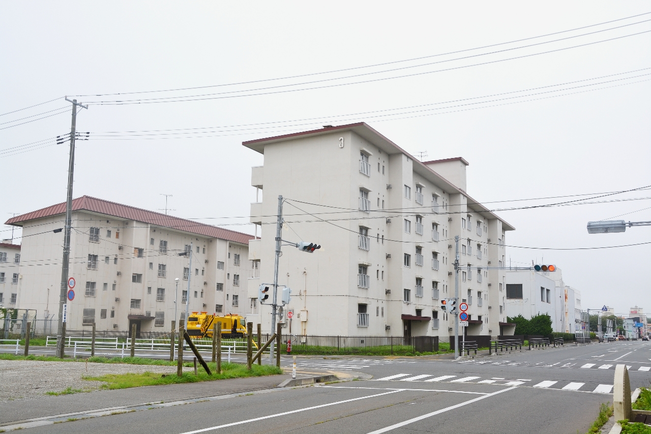駐車場整備に向けて解体される旧桜町官舎=12日、三沢市