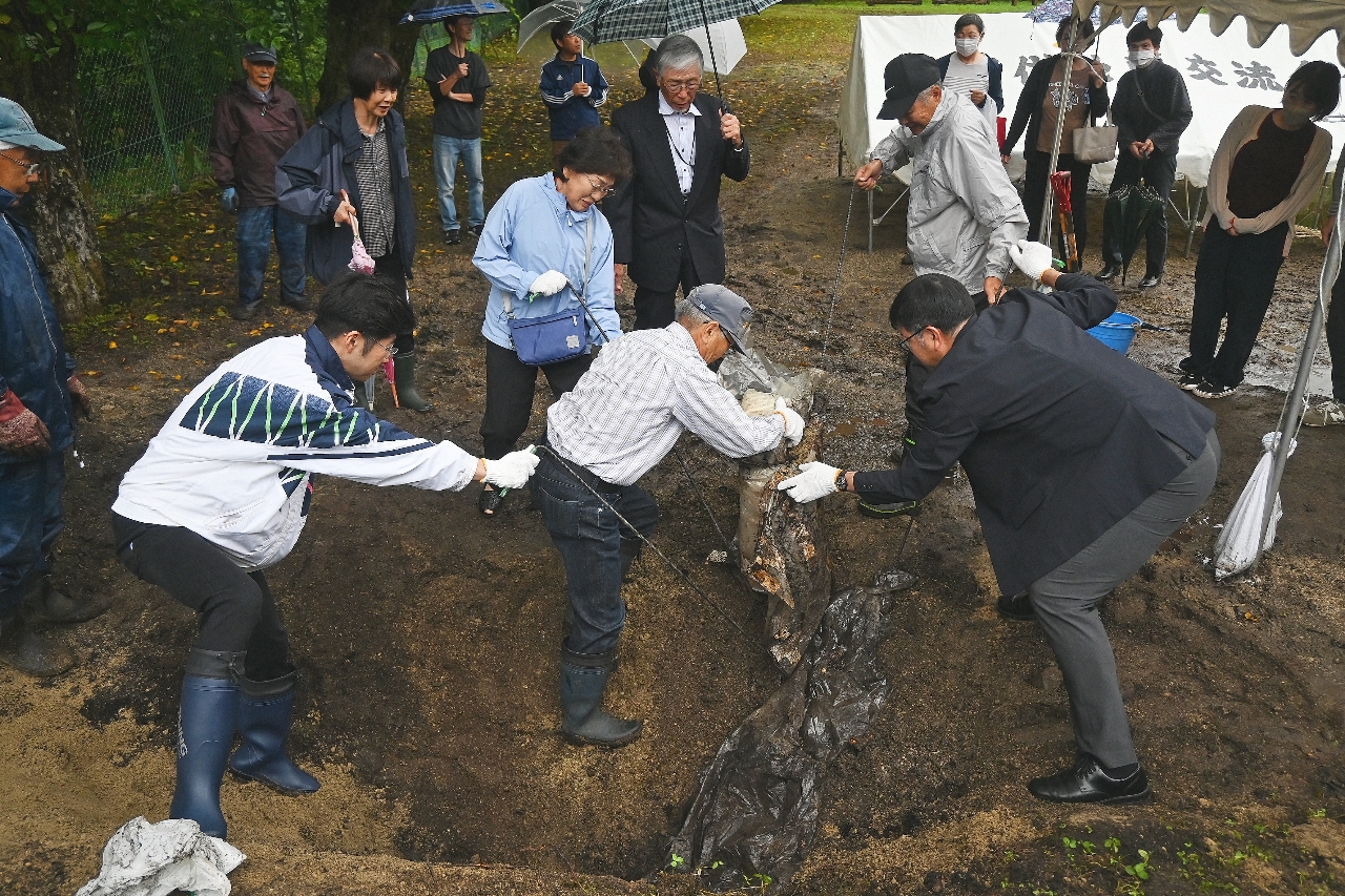 タイムカプセルを掘り出す関係者
