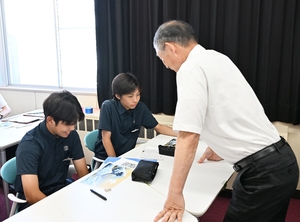 最先端の研究に興味津々　六戸学園生徒が八戸の大学訪問