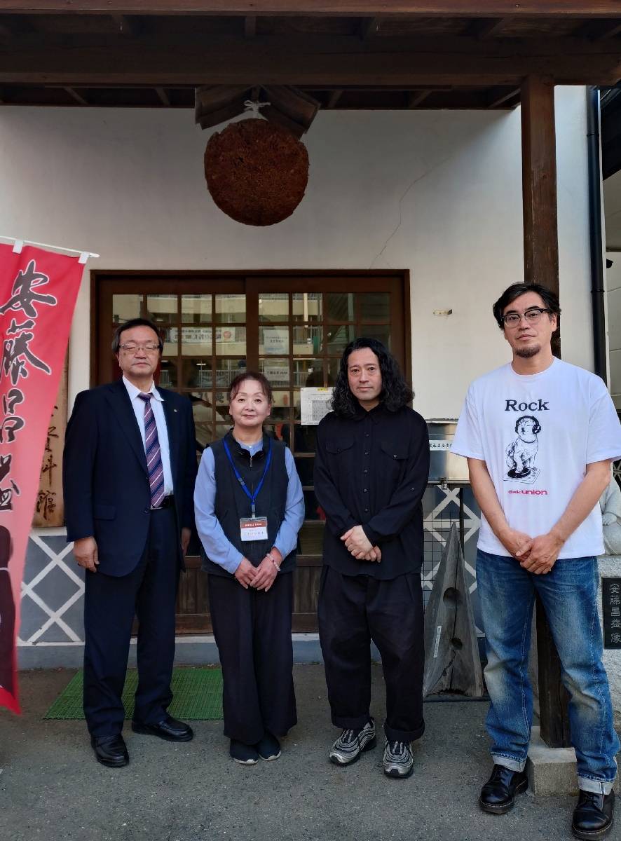 安藤昌益資料館前で記念撮影。右からせきしろさん、又吉さん、久保沢陸奥子さん、根城秀峰さん(同館提供)