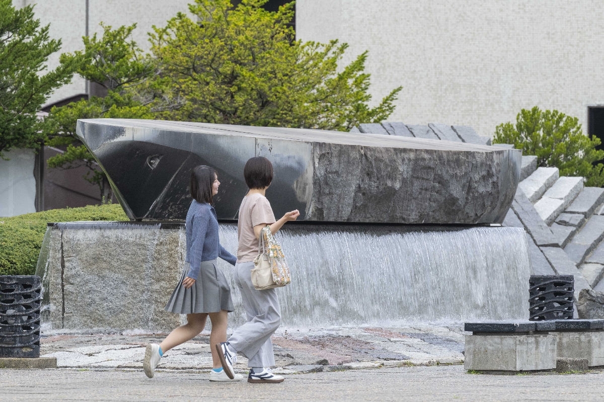 気温が上昇し、蒸し暑さを感じる天気となった八戸市内＝１８日