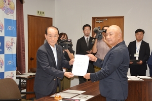 地区の分断状態解消、早期の集団移転実現を 浜三沢町内会、市と市議会に陳情
