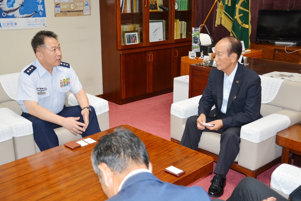 小桧山吉紀市長（右）に着任のあいさつをする倉本昌弘空将＝１８日、三沢市役所